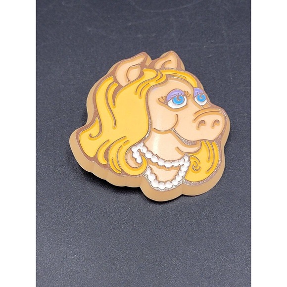 1979 Miss Piggy Pin Brooch Hallmark Plastic Vintage Collectible Muppets Henson - Picture 2 of 5